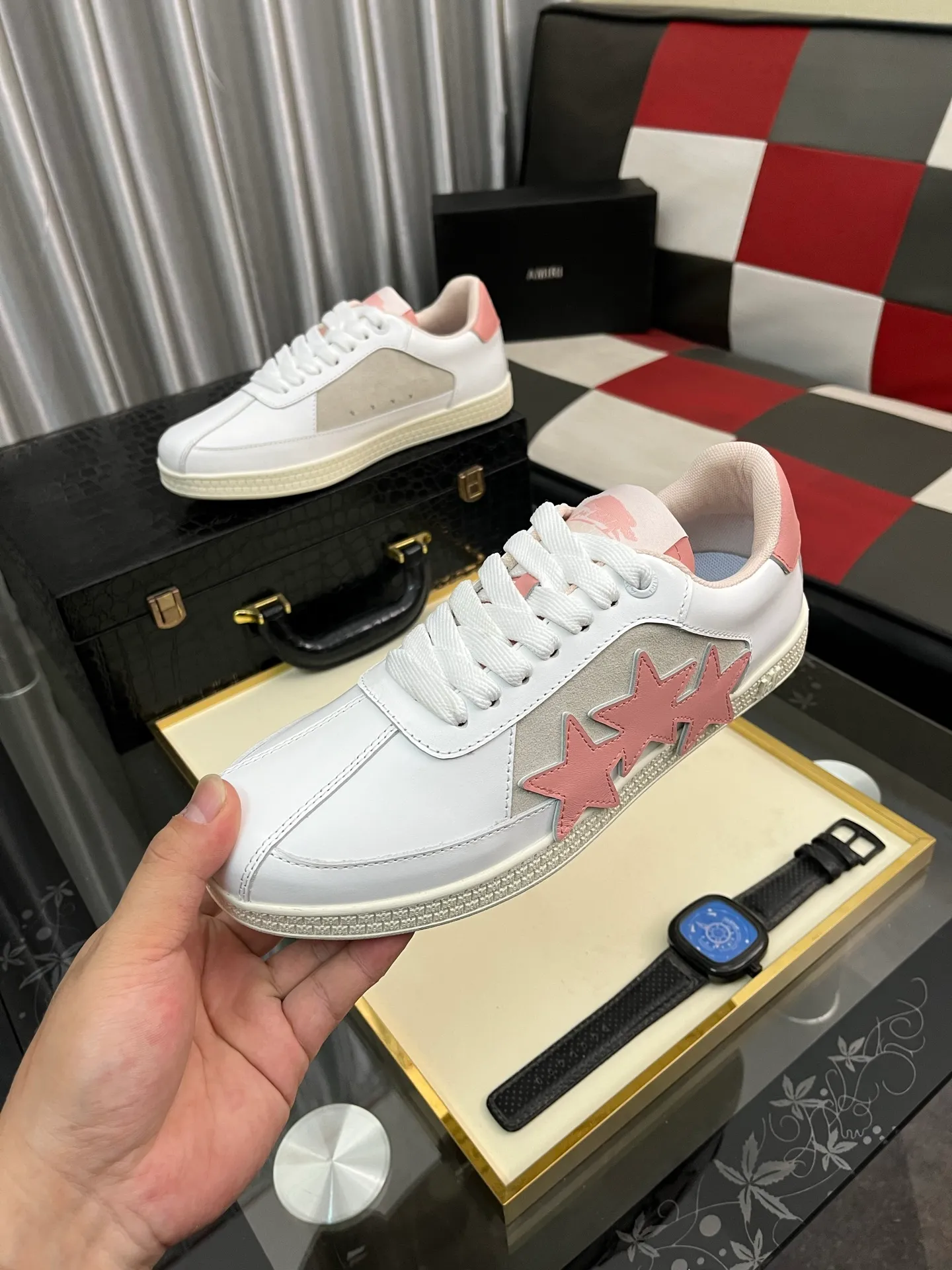 Men's shoes 💰420⌚️⌚️《AMIR*》New men's low-top casual sports sneakers bone shoes, another pair of irresistible bone shoes. Bone shoes are one of AMIRI's most popular items. They use first-layer cowhide uppers. The side bones are made of two cowhide laminations. They have a three-dimensional feel. The leather incisions are all oil-edged. Contrasting color design. Simple style. Fashionable sports. Customized metal LOGO nameplate to embellish shoelaces. Exclusive control of top version. Supports comparison. Breathable mesh lining Original rubber outsole A must-have item for daily leisure Suitable for various occasions Check it out if you pursue high quality Super cool uppers Size: 38-446️⃣ Colors available